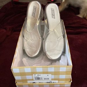 Clear platform sludes